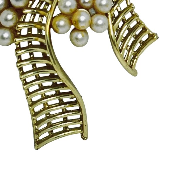 Vintage Gold Tone And Faux Pearl Ribbon Brooch (5753) - Picture 3 of 5